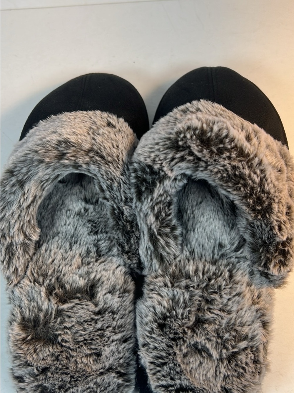 isotoner Women's Faux Fur Lined Slippers - Black and Gray